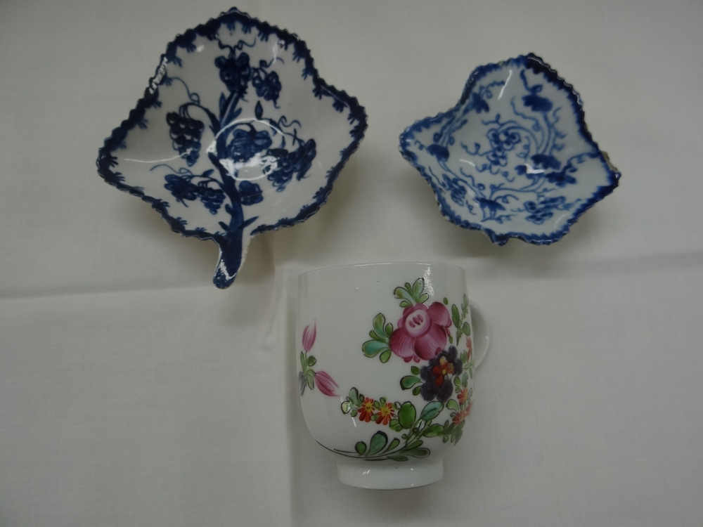 Three 18thC soft paste porcelain items, probably Lowestoft circa 1770 / '80, two blue and white