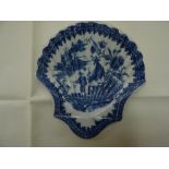 Caughley / Salopian c 1780. Fisherman pattern. Pickle dish with shell shaped body in underglaze blue