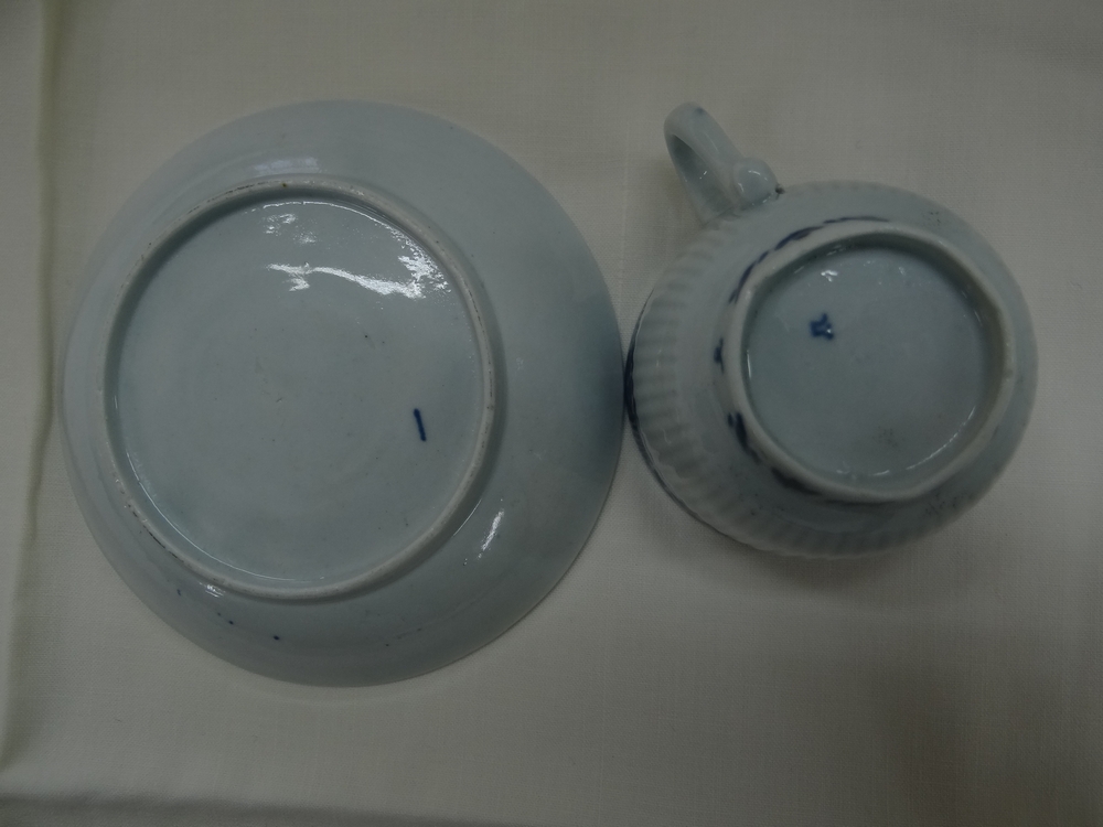 Worcester c 1756-1758. Trembleuse pattern ribbed coffee cup and saucer with underglaze blue and - Image 3 of 3