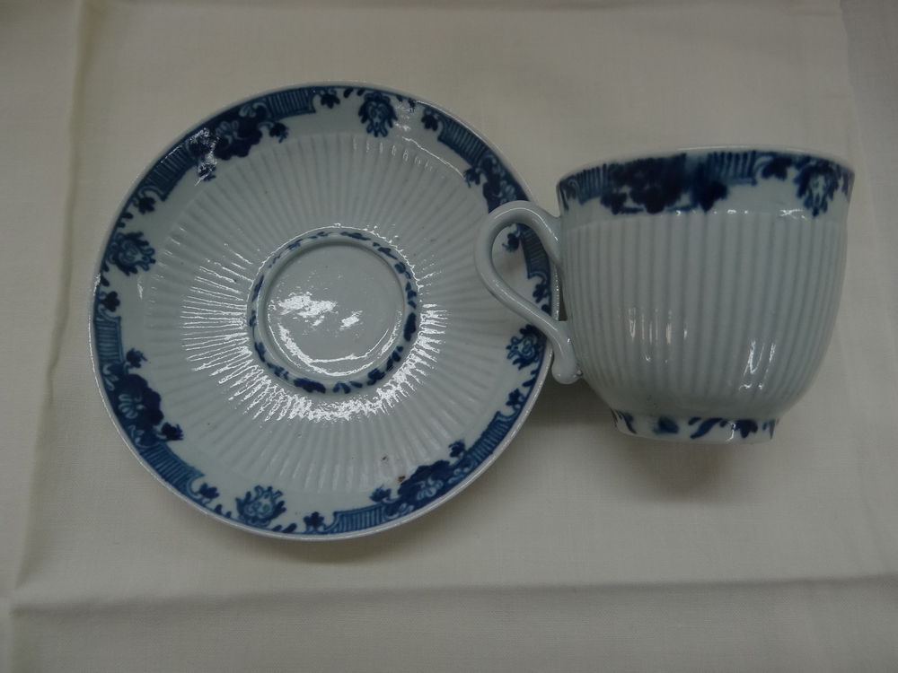 Worcester c 1756-1758. Trembleuse pattern ribbed coffee cup and saucer with underglaze blue and - Image 2 of 3