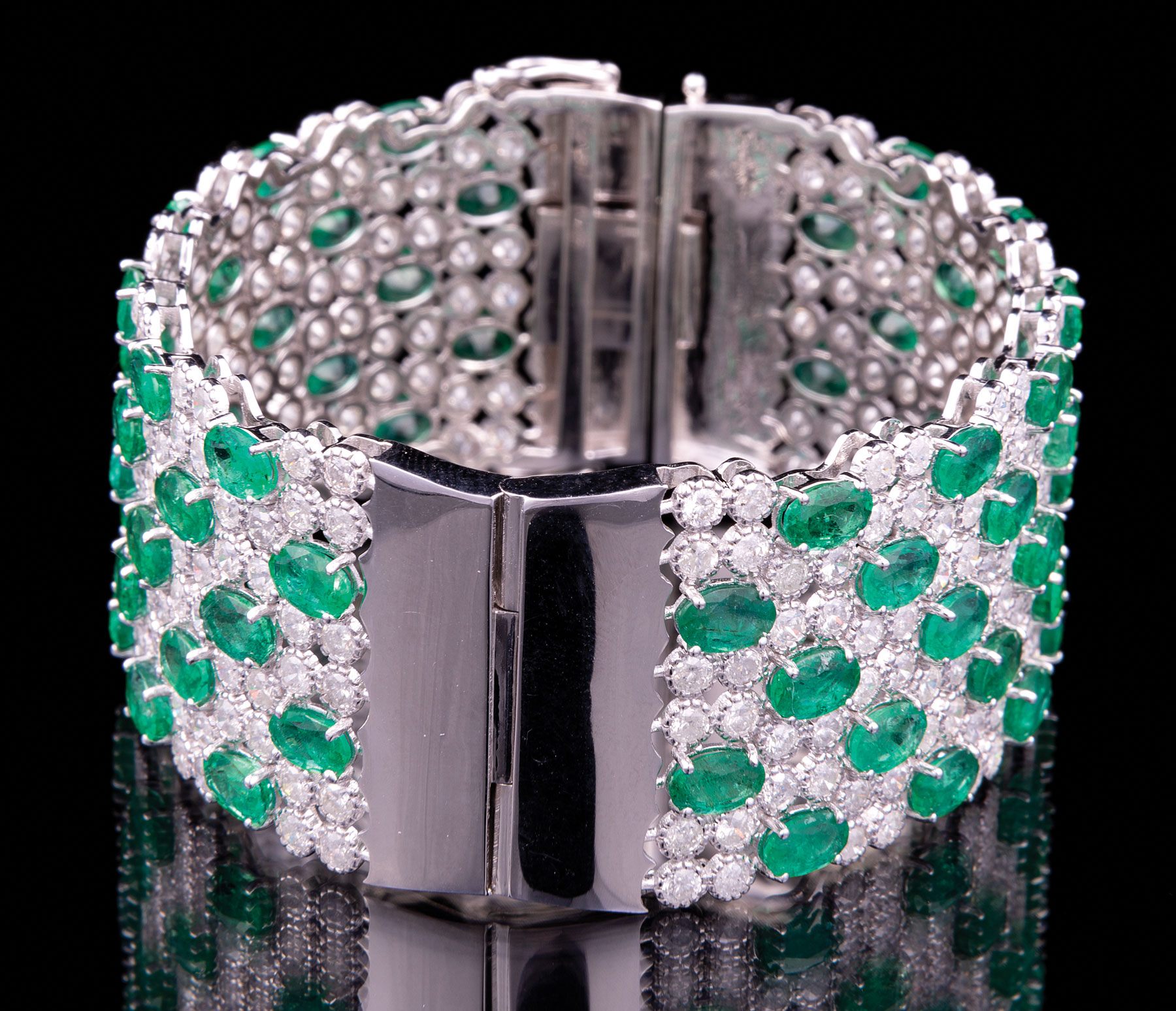 18 kt. White Gold, Diamond and Emerald Cuff/Bangle Bracelet , 264 bezel set round brilliant cut