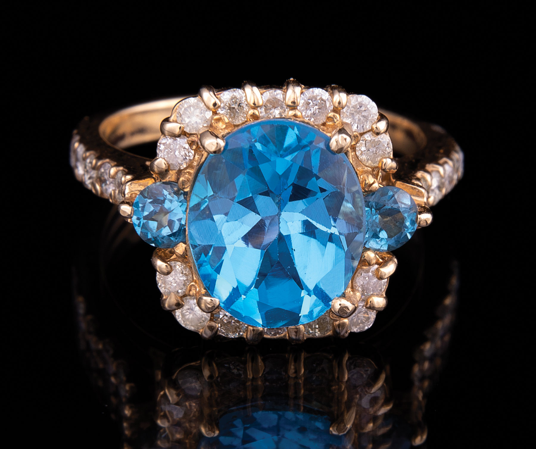 14 kt. White Gold, Blue Topaz and Diamond Ring , central round topaz flanked by 2 smaller stones, - Image 2 of 3