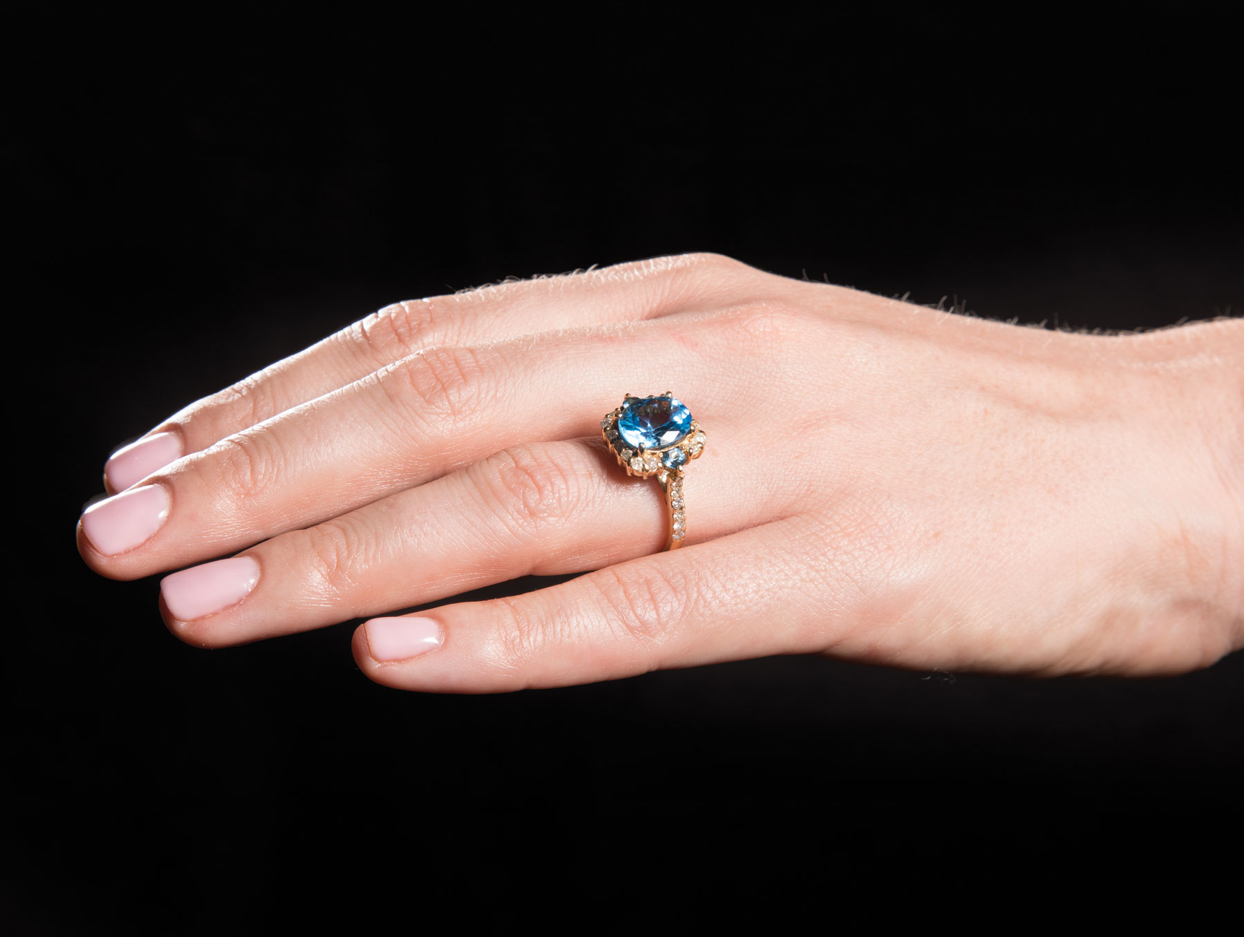 14 kt. White Gold, Blue Topaz and Diamond Ring , central round topaz flanked by 2 smaller stones, - Image 3 of 3