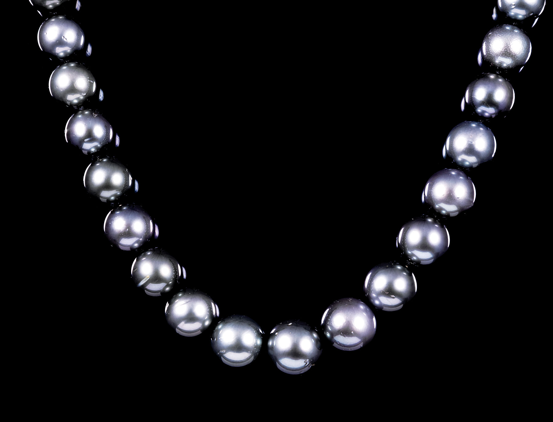 14 kt. White Gold and Graduated Dark Gray Tahitian Pearl Necklace , 37 round cultured pearls, 10-