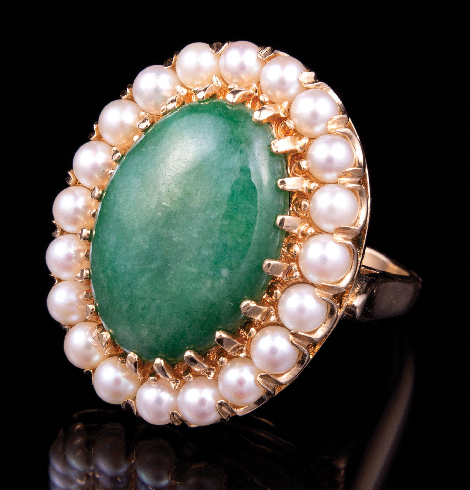 14 kt. Yellow Gold, Jadeite and Pearl Ring , prong set oval cabochon jadeite, (20.00 x 14.00) 4.20