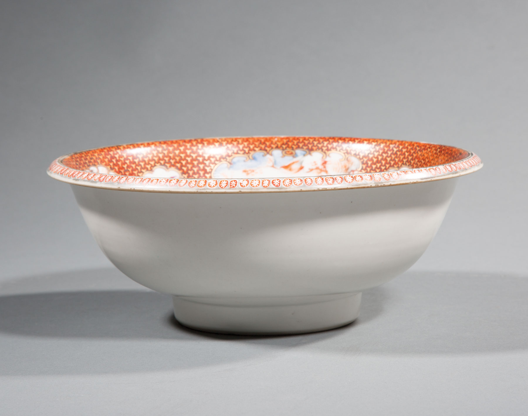 Chinese Export Mandarin Palette Porcelain Wash Bowl, 18th c., Qianlong, decorated with a female - Image 2 of 2