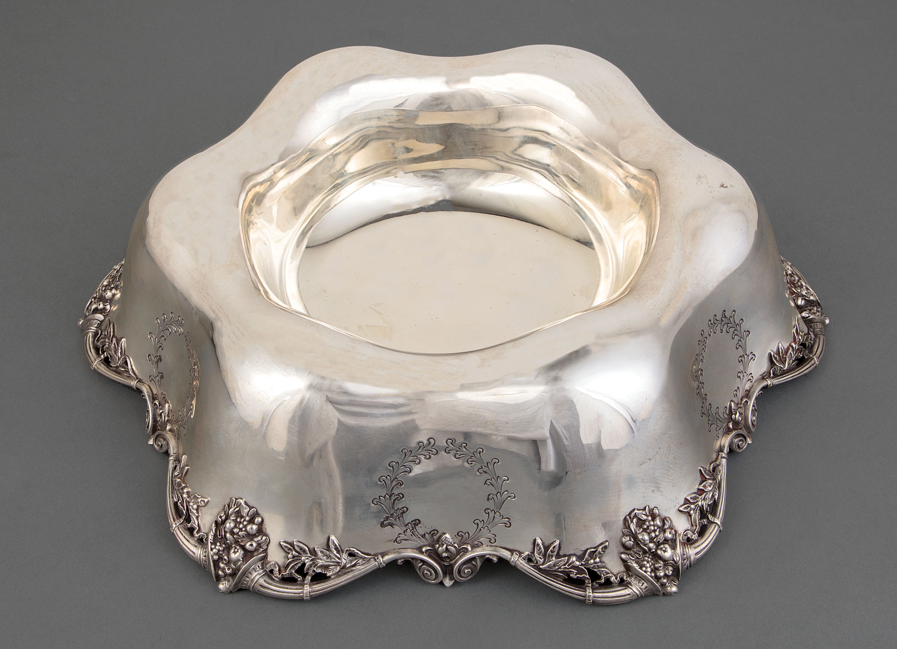 Mauser Sterling Silver Centerbowl in the Neoclassical Taste, act. Mount Vernon, NY, 1892-1913,