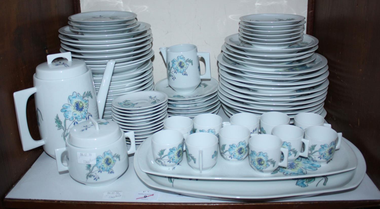 SECTIONS 9 & 10. A 108-piece Bernardaud Limoges 'Themis' pattern dinner, tea and coffee service - Bild 2 aus 4