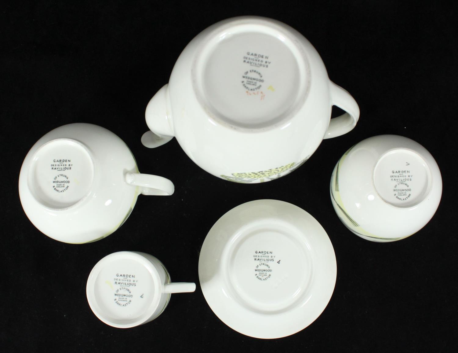 A Wedgwood 'Garden' pattern part coffee set designed by Eric Ravilious, comprising six coffee - Bild 2 aus 2