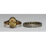 An early 20th century 18ct gold ring set with an oval faceted Citrine, 2.55g (as found), together