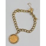 A 9ct gold bracelet with heart-shaped clasp, hung with a 1982 ERII half-sovereign, 10.0g