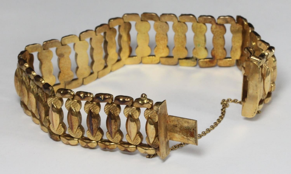 A 14ct gold bracelet, articulated links, with safety chain, stamped '585,' 30.1g - Bild 2 aus 2