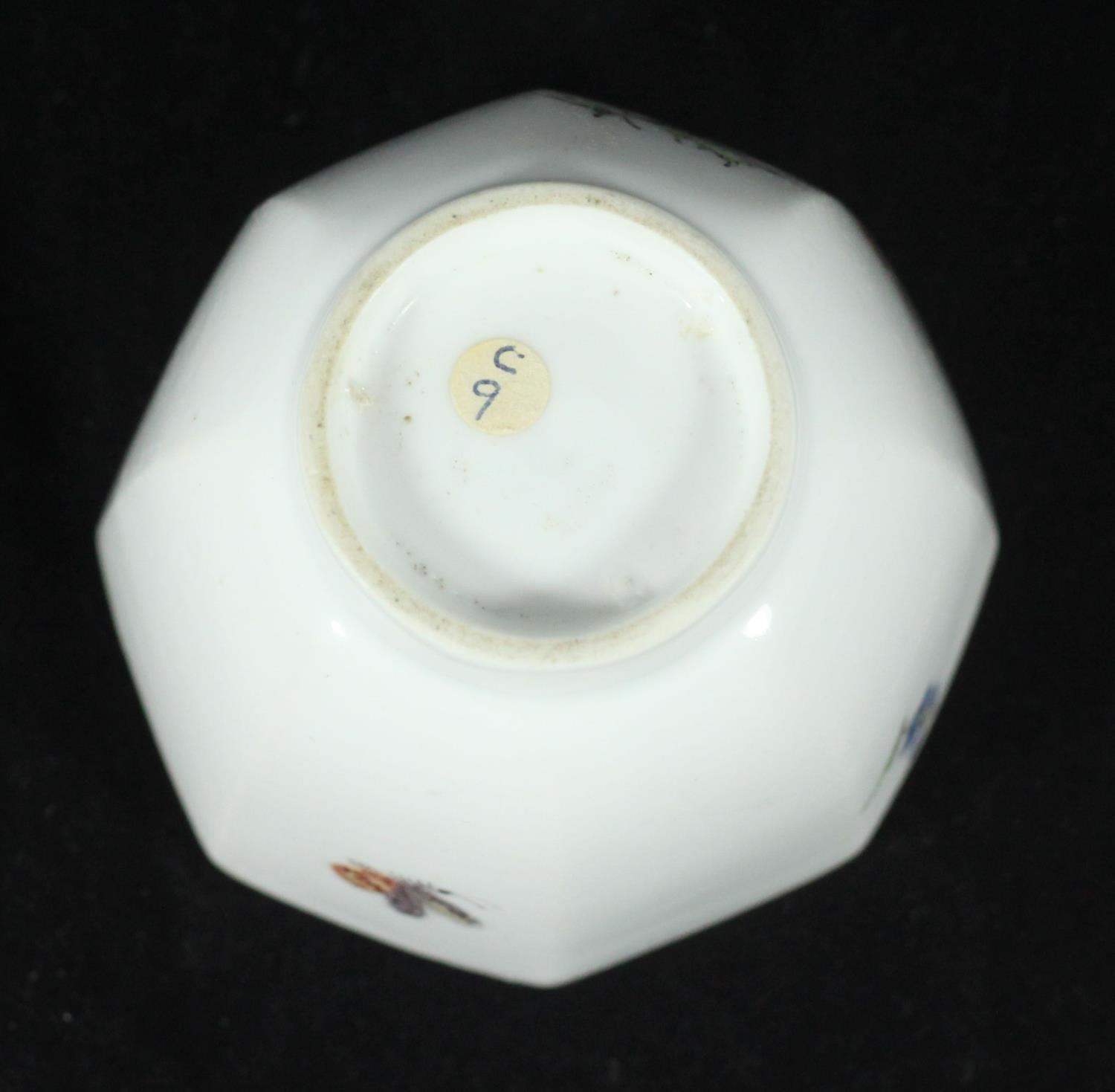 A Chelsea 'Raised Anchor' period octagonal porcelain teabowl, decorated in polychrome enamels with - Image 3 of 4