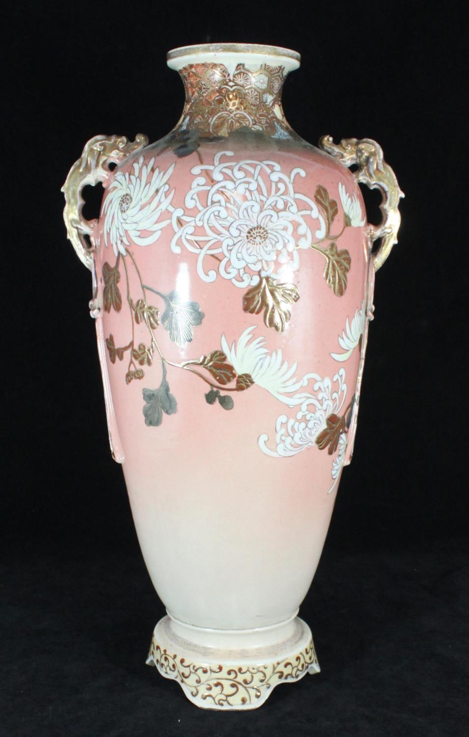 A late 19th /early 20th century Japanese pottery vase with stylised dragon handles and enamel floral - Bild 2 aus 2