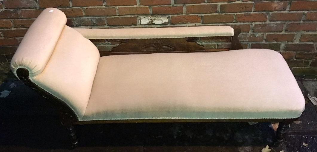 An Edwardian carved oak chaise lounge with beige upholstery and shaped carved and upholstered back - Image 2 of 3