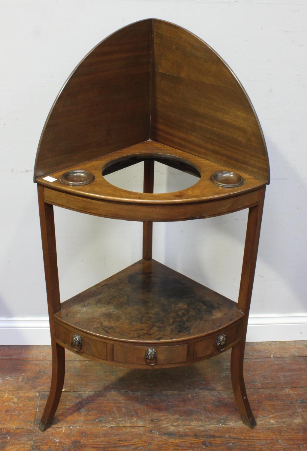 A George III mahogany corner washstand together with two stained-wood toilette mirrors (3) - Bild 2 aus 2