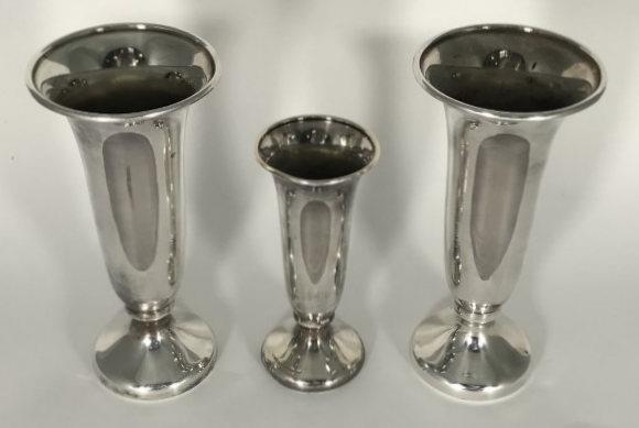 A pair of silver-plated spill vases, numbered KF18089, together with a smaller example numbered - Bild 4 aus 4