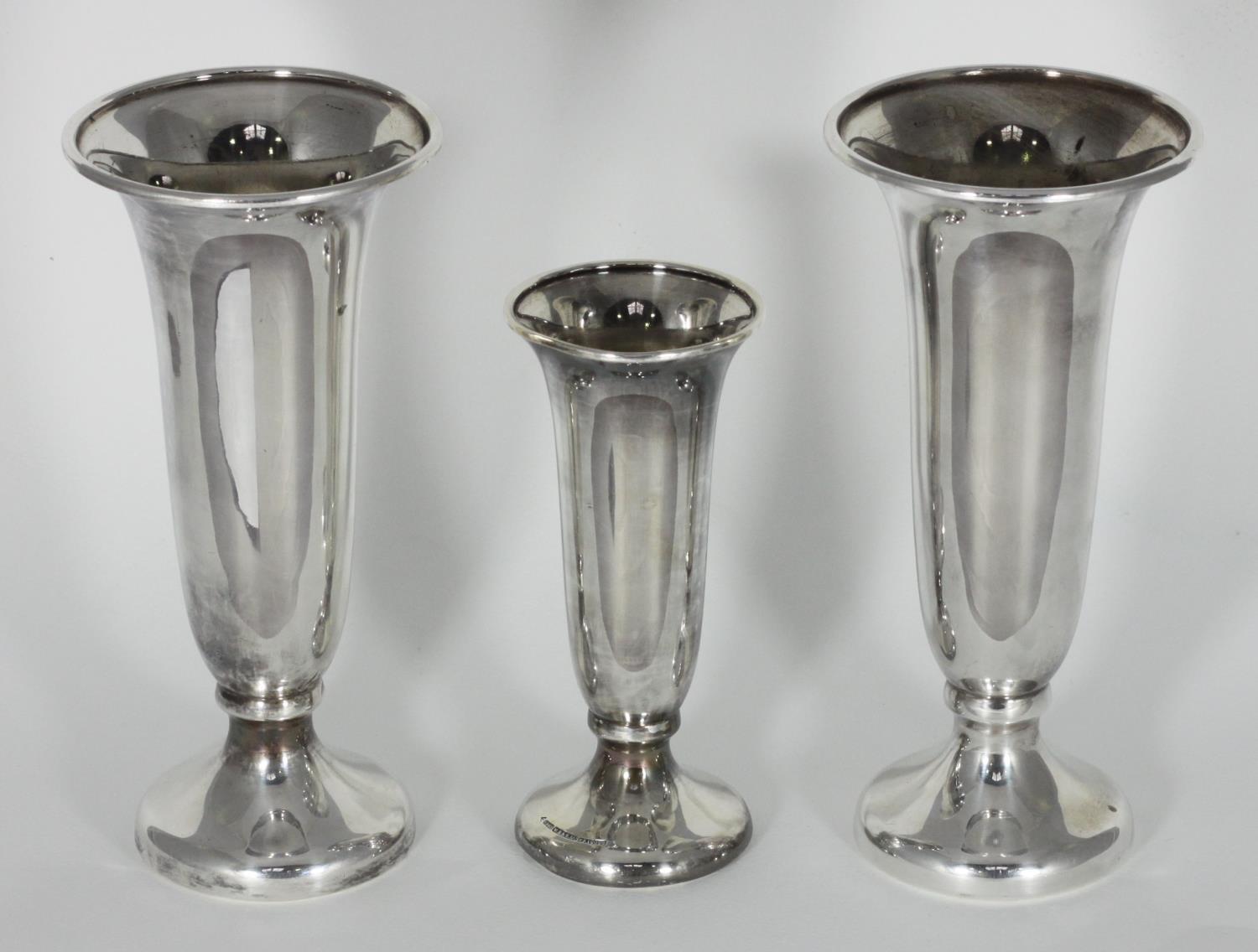 A pair of silver-plated spill vases, numbered KF18089, together with a smaller example numbered - Bild 2 aus 4