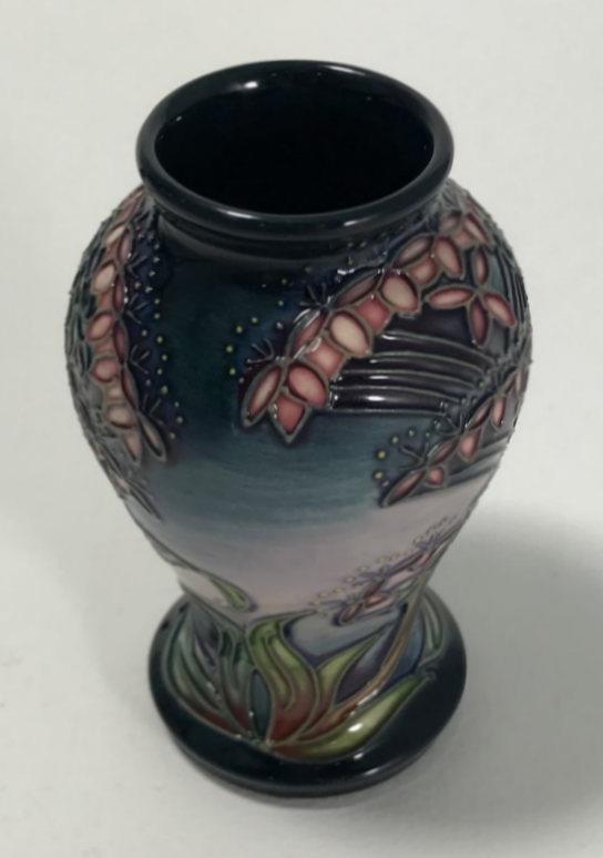 A small Moorcroft pottery vase of inverted baluster form and decorated in the 'Gypsy' pattern - Bild 4 aus 4