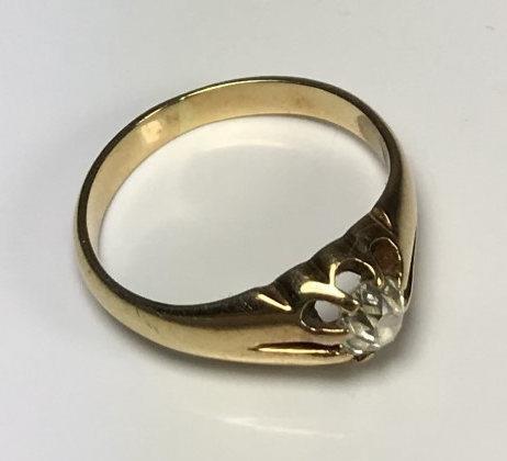 A yellow metal (tests as 14ct gold or above) gents ring, the top centrally claw set with a round, - Bild 2 aus 3