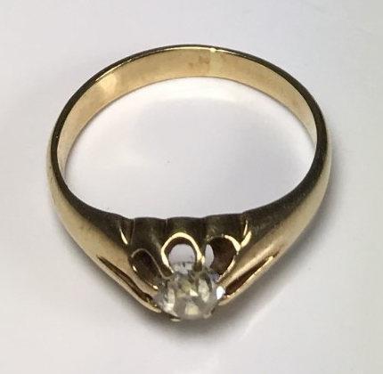 A yellow metal (tests as 14ct gold or above) gents ring, the top centrally claw set with a round, - Bild 3 aus 3