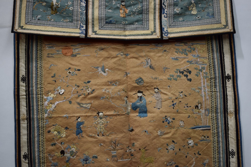 Exquisite Chinese silk embroidered altar frontal (tokwi) for a domestic altar, late 19th/early - Image 3 of 13