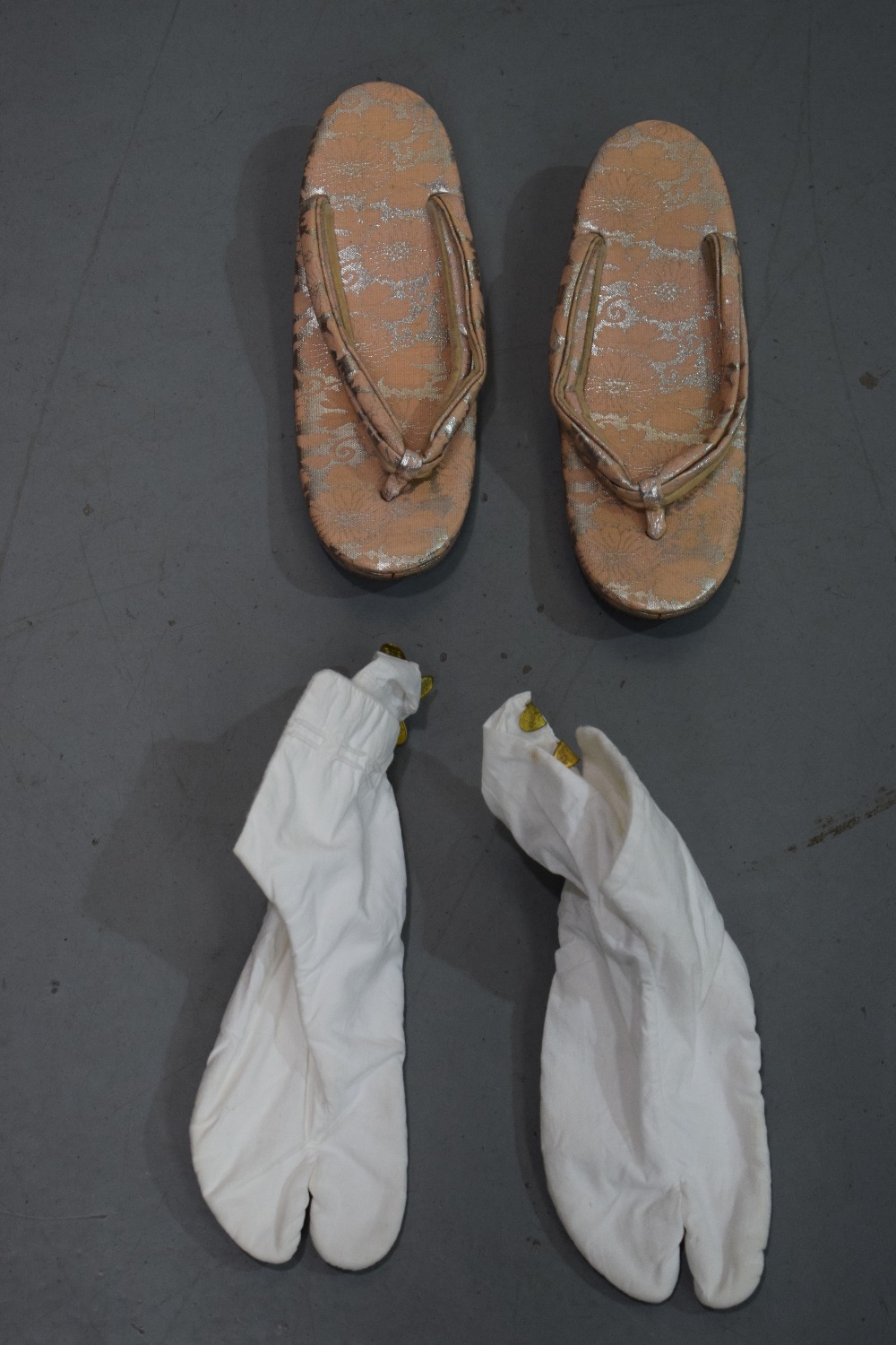 Japanese silk crepe kimono, shoes and slippers, circa 1950s, the ivory kimono printed with - Image 6 of 14