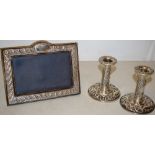 A small pair of mid twentieth century repousse silver candlesticks, Birmingham 1962 (loaded) 4in (