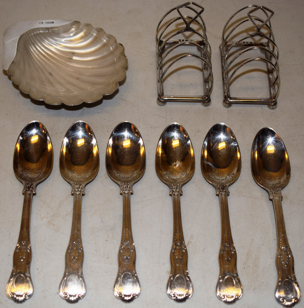 An Edwardian silver butter shell on mussel feet, a frosted glass liner, a pair of small four