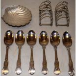 An Edwardian silver butter shell on mussel feet, a frosted glass liner, a pair of small four