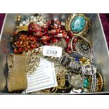 Miscellaneous costume jewellery broaches, bangles,