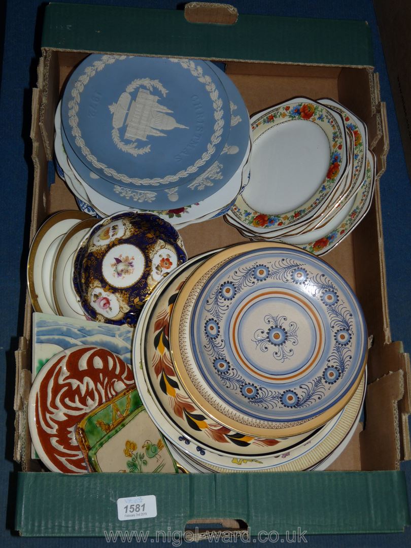 A box of misc plates including display, Wedgwood Jasperware, calendar plate, Quimper, tea plates,