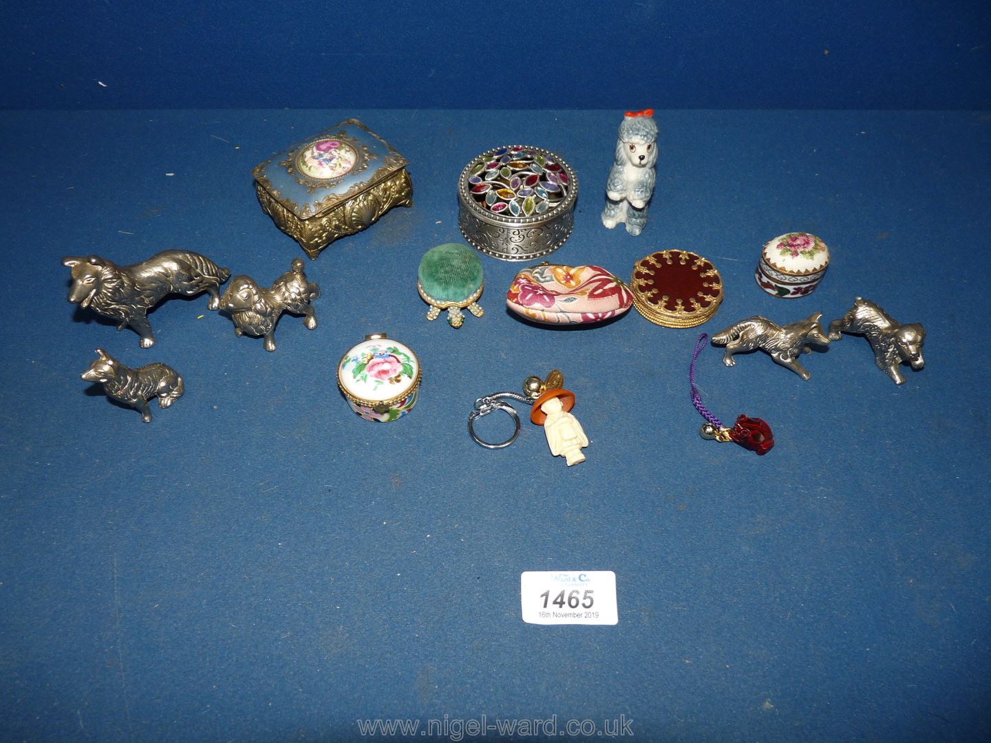 A quantity of metal animals, small boxes, shell animals, frogs, etc.