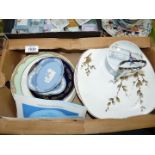 A quantity of miscellaneous plates to include a Midwinter cake plate, two Villeroy and Boch plates,