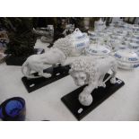A PAIR OF MARBLED LIONS ON PLINTHS