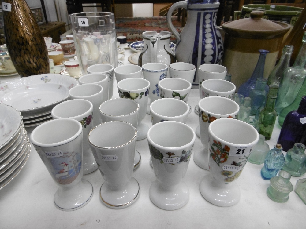 EIGHTEEN DECORATIVE SMALL VASES - Image 3 of 5