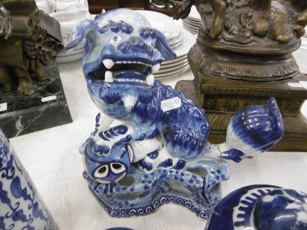 A collection of blue and white ceramics, inc. - Image 2 of 3