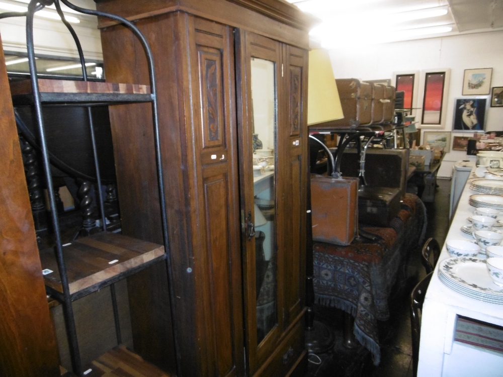 AN EDWARDIAN WALNUT SINGLE WARDROBE - Bild 2 aus 5