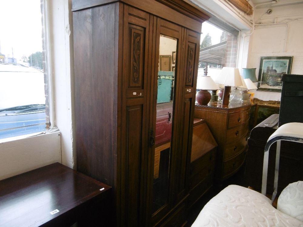 AN EDWARDIAN WALNUT SINGLE WARDROBE - Bild 5 aus 5