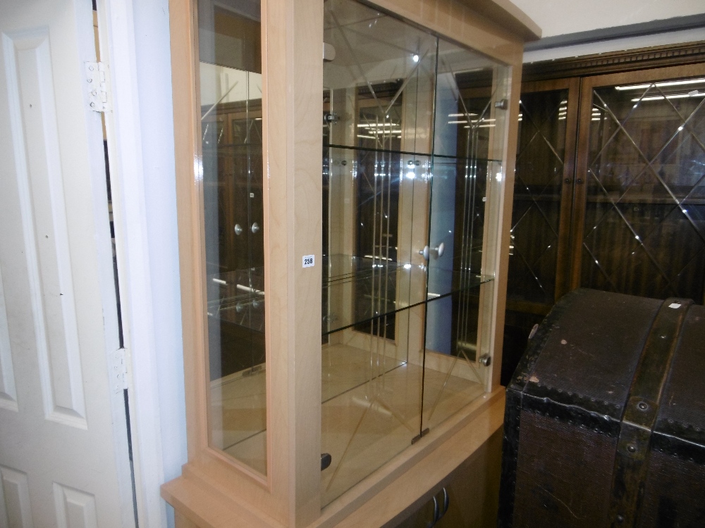 A DECORATIVE DESIGNER DISPLAY CABINET ON CUPBOARD BASE PLUS SIDE UNIT - Bild 6 aus 7