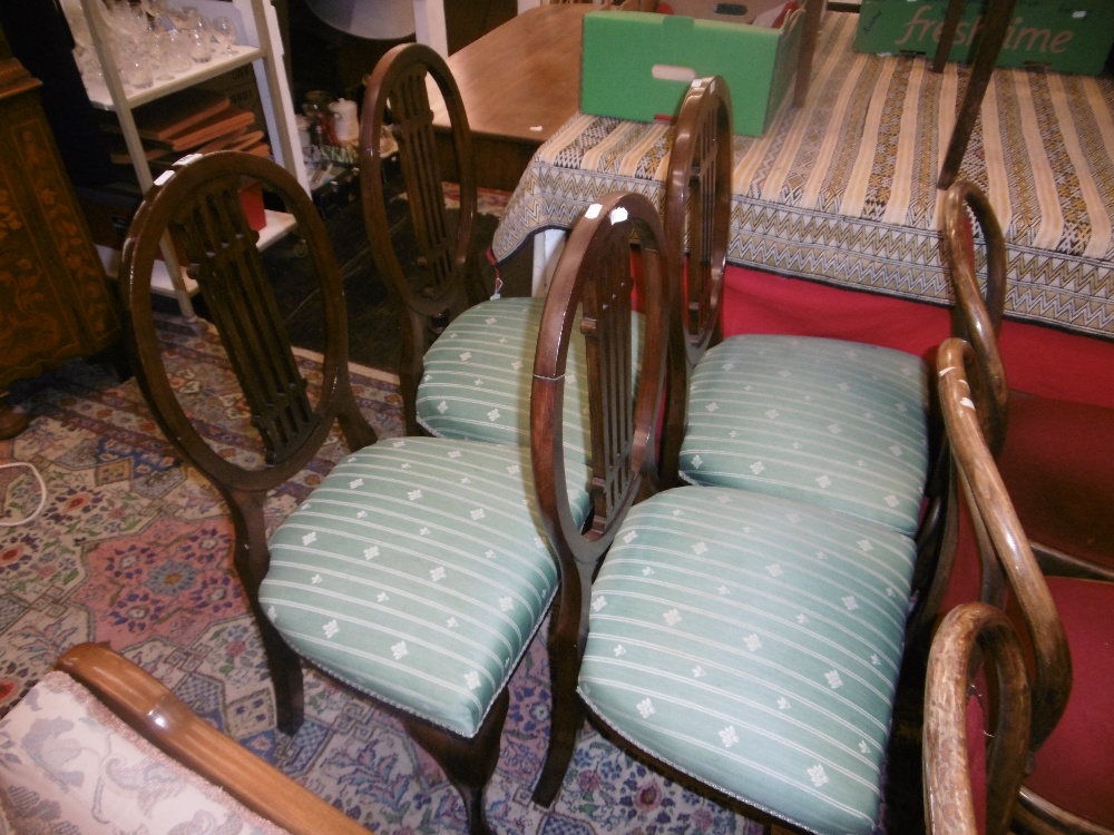 A SET OF FOUR MAHOGANY DINING CHAIRS - Bild 2 aus 4