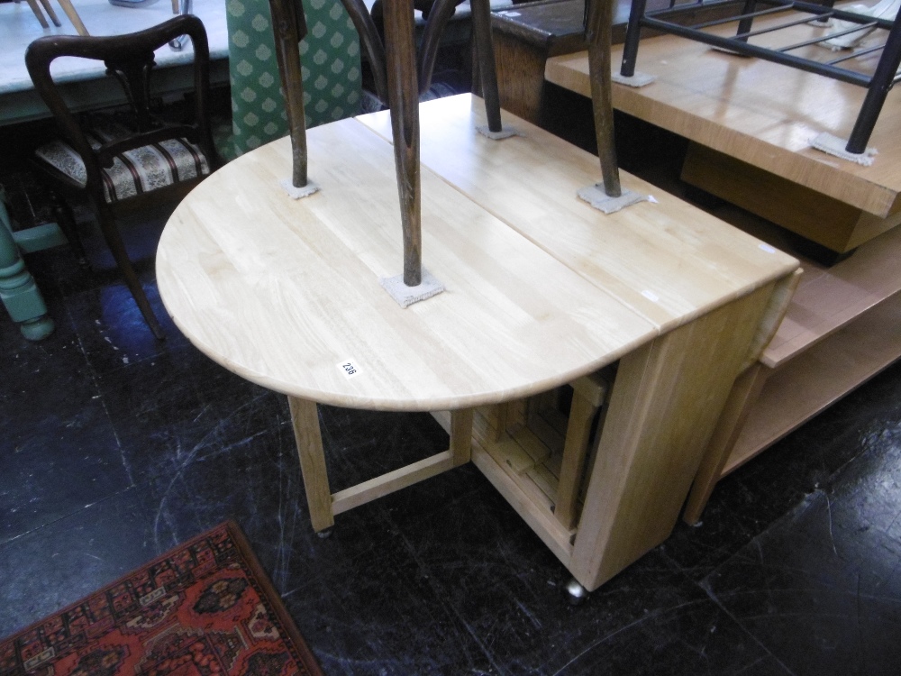 A Gate leg table and four folding chairs - Bild 2 aus 3