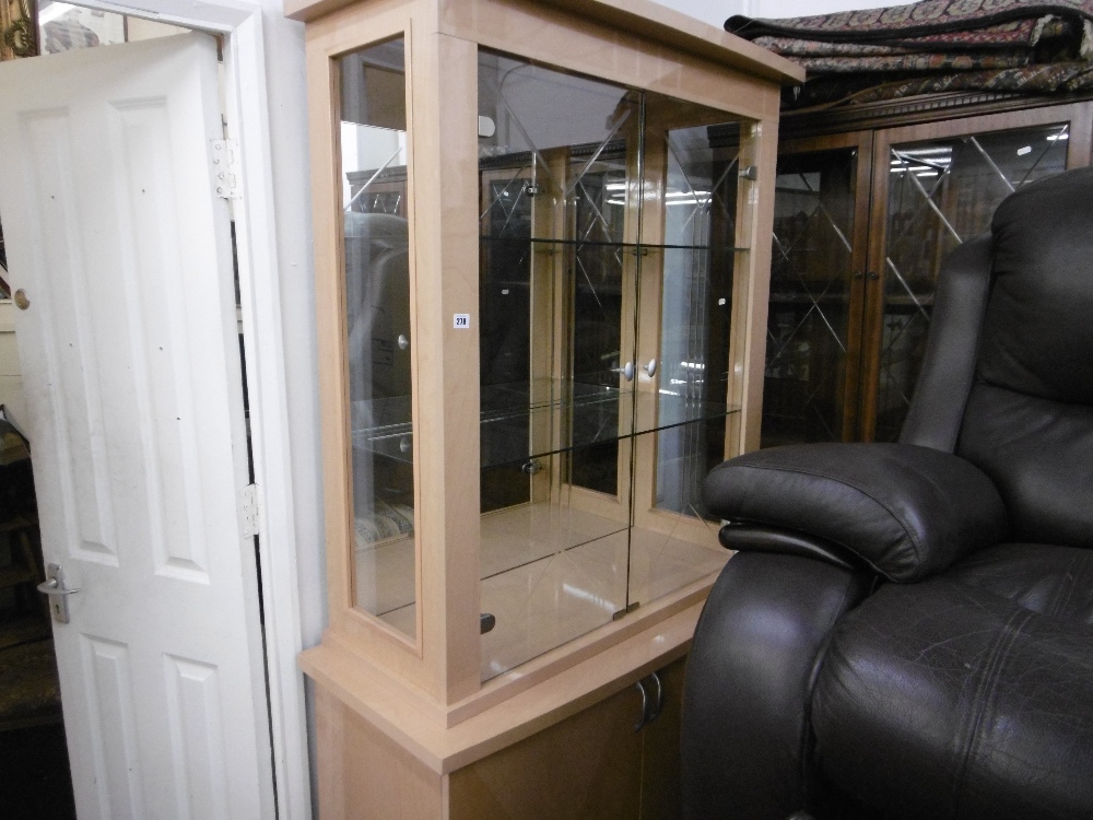 A DECORATIVE DESIGNER DISPLAY CABINET ON CUPBOARD BASE PLUS SIDE UNIT - Bild 2 aus 7