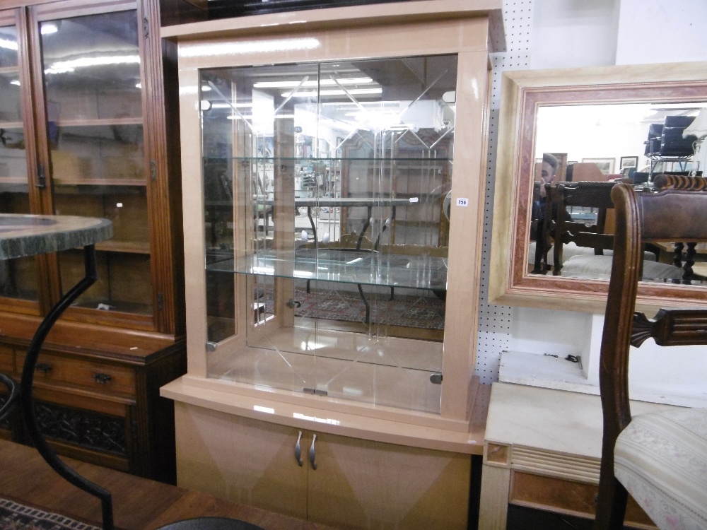 A DECORATIVE DESIGNER DISPLAY CABINET ON CUPBOARD BASE PLUS SIDE UNIT - Bild 5 aus 7