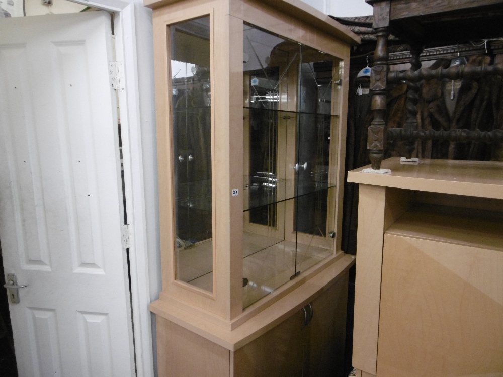 A DECORATIVE DESIGNER DISPLAY CABINET ON CUPBOARD BASE PLUS SIDE UNIT - Bild 4 aus 7