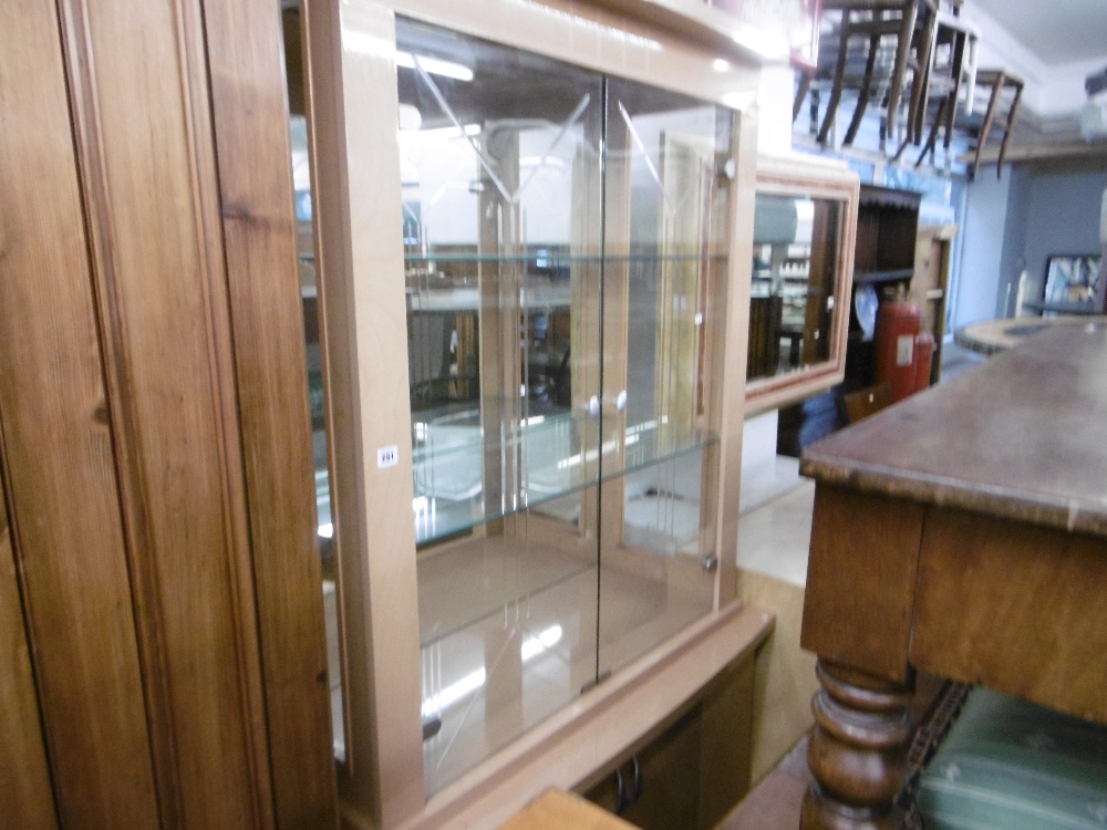 A DECORATIVE DESIGNER DISPLAY CABINET ON CUPBOARD BASE PLUS SIDE UNIT - Bild 3 aus 7