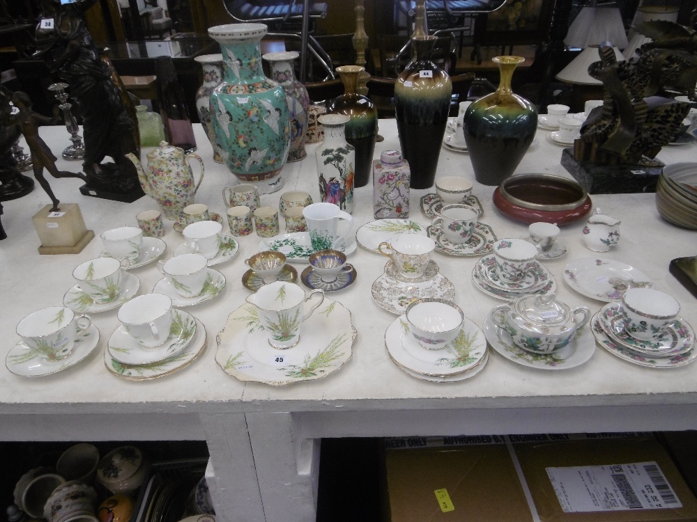 A quantity of assorted chinaware