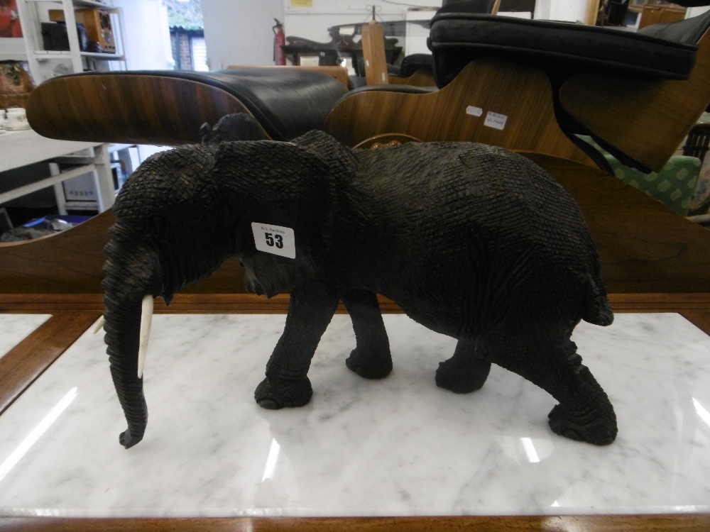 A decorative carved elephant - Image 2 of 2