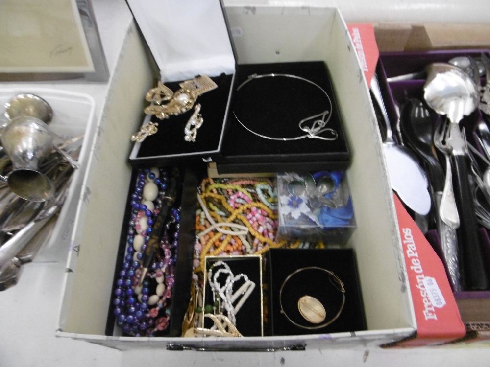 A quantity of mixed costume jewellery