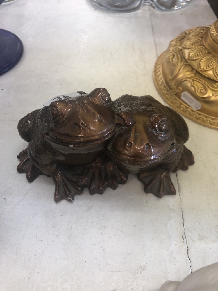 A small bronzed double frogs - Image 3 of 3